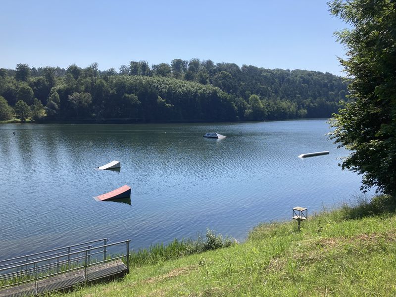 Wakeboard-Rampen und Hindernisse schwimmen auf dem Twistesee